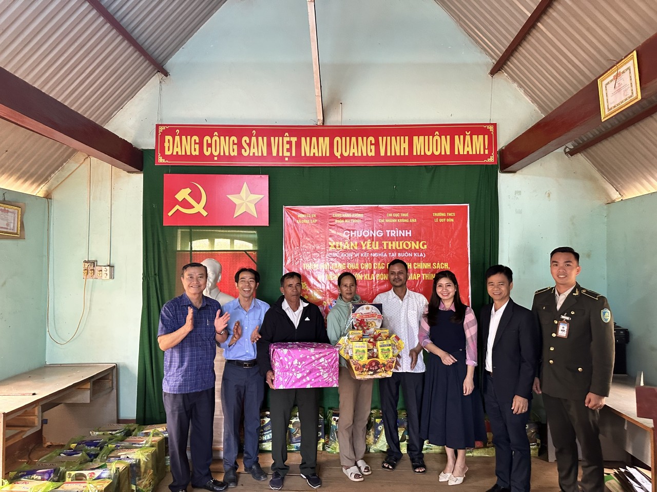 Tham gia tặng quà tết buôn kết nghĩa Kala